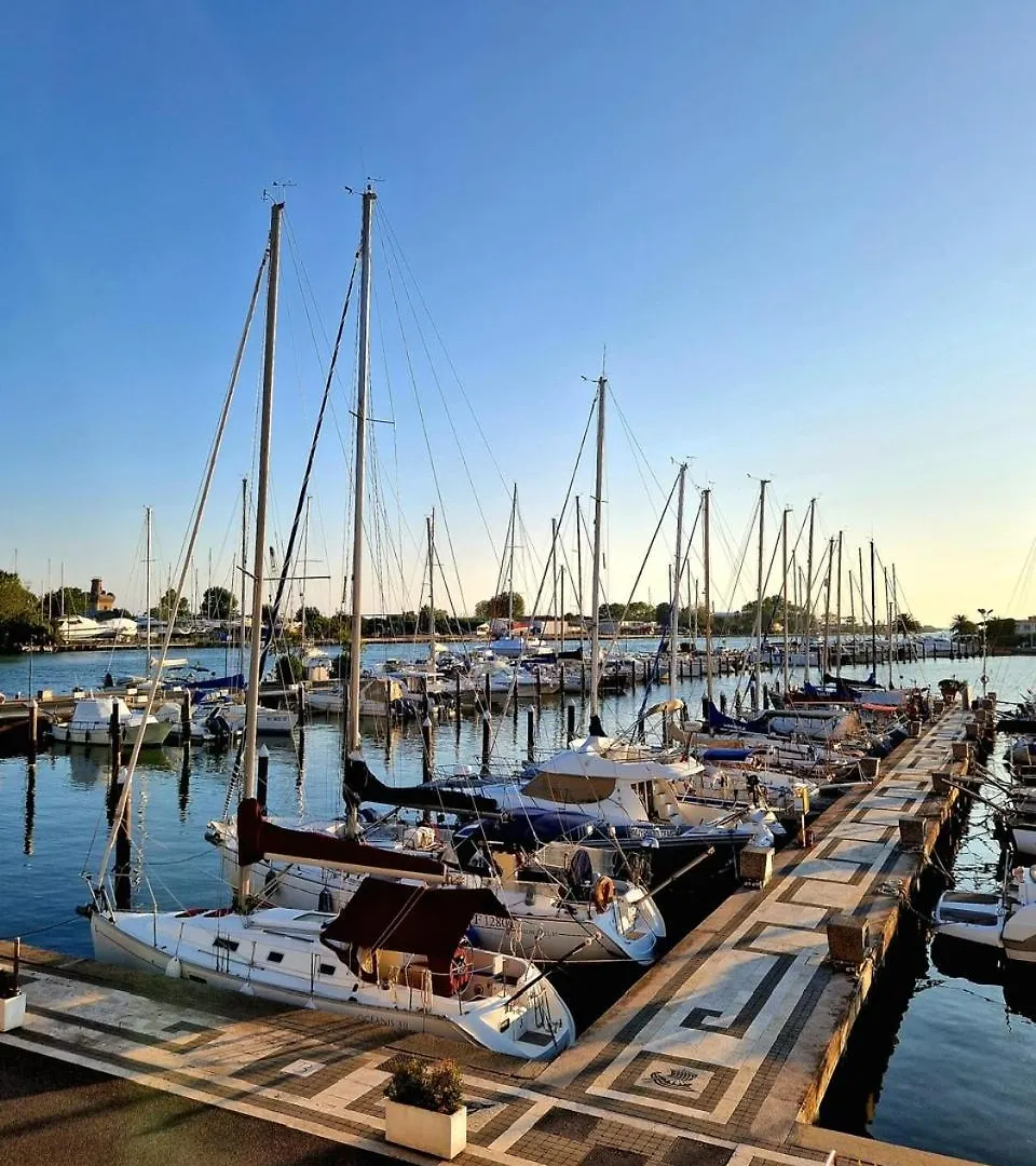 Scoglietto Fiumicino, Aperitivo E Colazione Incluse - Bici Comprese Nel Prezzo- Barca A Motore 0*, Fiumicino