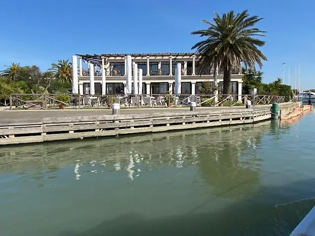 Scoglietto Fiumicino, Aperitivo E Colazione Incluse - Bici Comprese Nel Prezzo- Barca A Motore Botel Fiumicino
