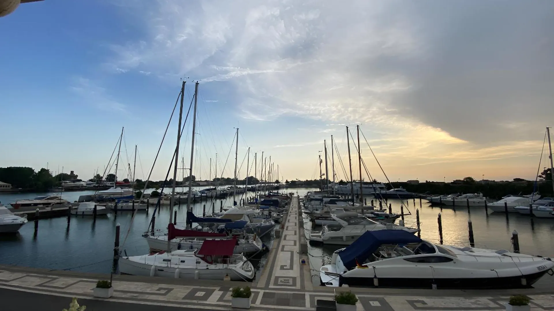 Scoglietto Fiumicino, Aperitivo E Colazione Incluse - Bici Comprese Nel Prezzo- Barca A Motore